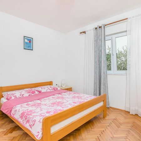 Stunning Apartment In Malinska With Kitchen Екстер'єр фото
