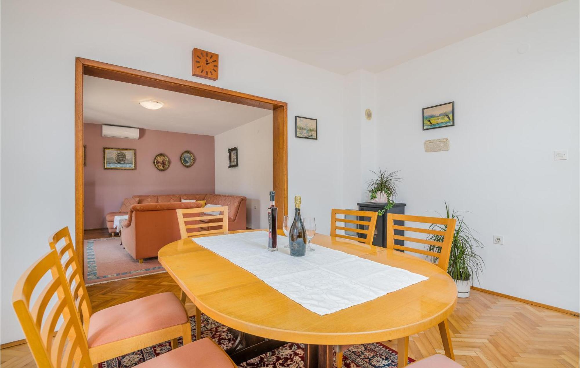 Stunning Apartment In Malinska With Kitchen Екстер'єр фото